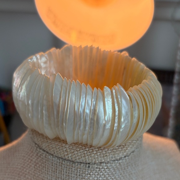 Jewelry - Gorgeous Mother of Pearl Shell Stretch Bracelet
